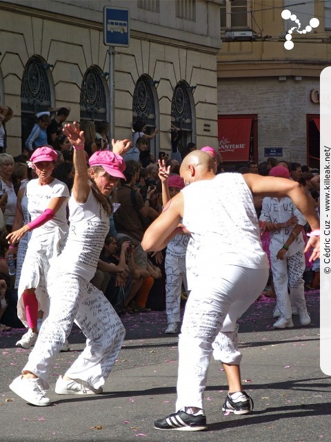 « La Vie en Rose - Défilé de la Biennale de la Danse de Lyon, édition 2010 » – La Vie en Rose - Défilé de la Biennale de la Danse de Lyon, édition 2010, le dim. 12 septembre 2010, à Lyon, entre les places des Terreaux et Bellecour, via la Rue de la République. – mots associés : biennale, danse, défilé, lyon
