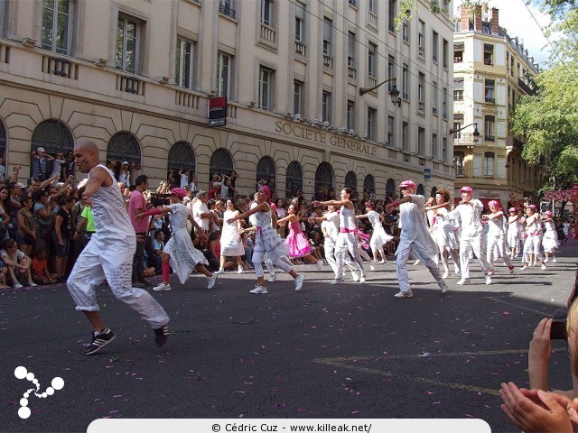 « La Vie en Rose - Défilé de la Biennale de la Danse de Lyon, édition 2010 » – La Vie en Rose - Défilé de la Biennale de la Danse de Lyon, édition 2010, le dim. 12 septembre 2010, à Lyon, entre les places des Terreaux et Bellecour, via la Rue de la République. – mots associés : biennale, danse, défilé, lyon