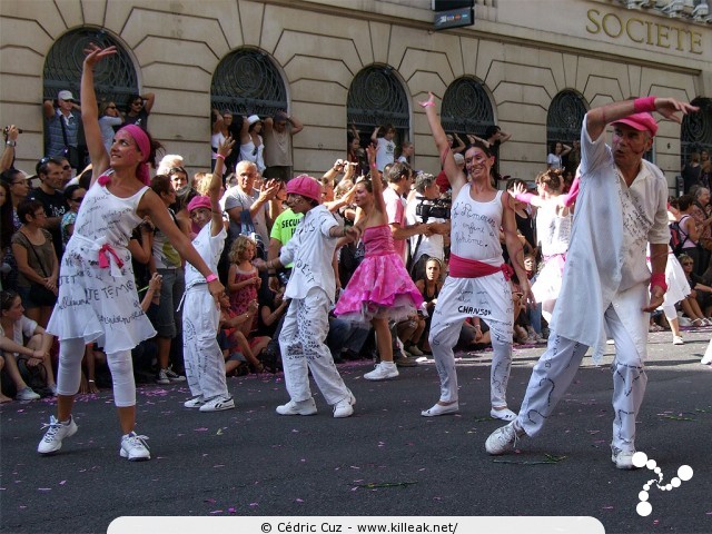 « La Vie en Rose - Défilé de la Biennale de la Danse de Lyon, édition 2010 » – La Vie en Rose - Défilé de la Biennale de la Danse de Lyon, édition 2010, le dim. 12 septembre 2010, à Lyon, entre les places des Terreaux et Bellecour, via la Rue de la République. – mots associés : biennale, danse, défilé, lyon