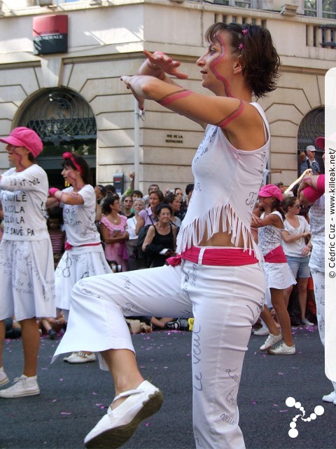« La Vie en Rose - Défilé de la Biennale de la Danse de Lyon, édition 2010 » – La Vie en Rose - Défilé de la Biennale de la Danse de Lyon, édition 2010, le dim. 12 septembre 2010, à Lyon, entre les places des Terreaux et Bellecour, via la Rue de la République. – mots associés : biennale, danse, défilé, lyon
