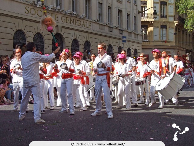 « La Vie en Rose - Défilé de la Biennale de la Danse de Lyon, édition 2010 » – La Vie en Rose - Défilé de la Biennale de la Danse de Lyon, édition 2010, le dim. 12 septembre 2010, à Lyon, entre les places des Terreaux et Bellecour, via la Rue de la République. – mots associés : biennale, danse, défilé, lyon
