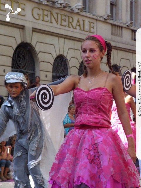 « La Vie en Rose - Défilé de la Biennale de la Danse de Lyon, édition 2010 » — La Vie en Rose - Défilé de la Biennale de la Danse de Lyon, édition 2010, le dim. 12 septembre 2010, à Lyon, entre les places des Terreaux et Bellecour, via la Rue de la République. — mots associés : biennale, danse, défilé, lyon