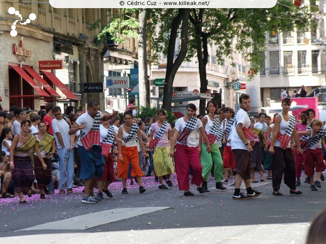 « La Vie en Rose - Défilé de la Biennale de la Danse de Lyon, édition 2010 » – La Vie en Rose - Défilé de la Biennale de la Danse de Lyon, édition 2010, le dim. 12 septembre 2010, à Lyon, entre les places des Terreaux et Bellecour, via la Rue de la République. – mots associés : biennale, danse, défilé, lyon