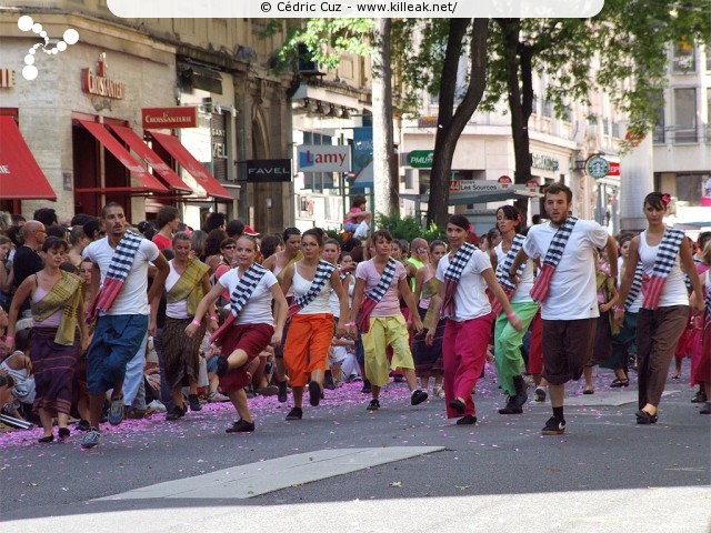 « La Vie en Rose - Défilé de la Biennale de la Danse de Lyon, édition 2010 » – La Vie en Rose - Défilé de la Biennale de la Danse de Lyon, édition 2010, le dim. 12 septembre 2010, à Lyon, entre les places des Terreaux et Bellecour, via la Rue de la République. – mots associés : biennale, danse, défilé, lyon