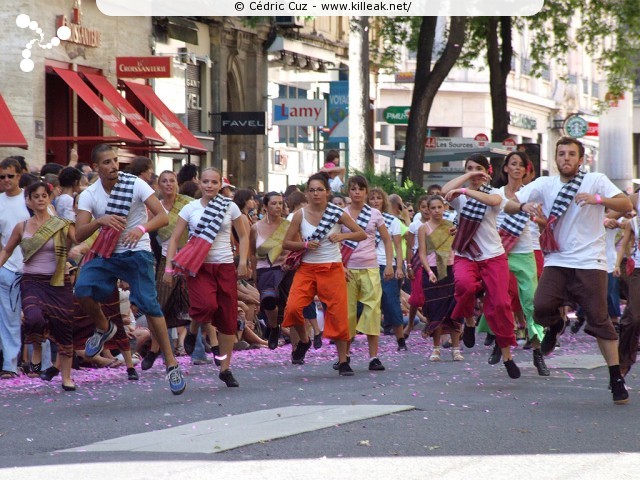 « La Vie en Rose - Défilé de la Biennale de la Danse de Lyon, édition 2010 » – La Vie en Rose - Défilé de la Biennale de la Danse de Lyon, édition 2010, le dim. 12 septembre 2010, à Lyon, entre les places des Terreaux et Bellecour, via la Rue de la République. – mots associés : biennale, danse, défilé, lyon