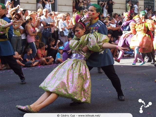 « La Vie en Rose - Défilé de la Biennale de la Danse de Lyon, édition 2010 » – La Vie en Rose - Défilé de la Biennale de la Danse de Lyon, édition 2010, le dim. 12 septembre 2010, à Lyon, entre les places des Terreaux et Bellecour, via la Rue de la République. – mots associés : biennale, danse, défilé, lyon