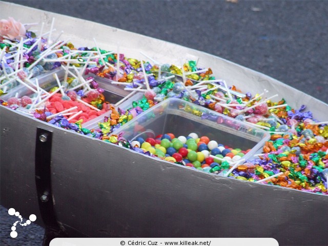 Ce n'est pas avec la petite fille qui faisait la distribution des bonbons que l'on risquait la rage de dent : c'était donné au compte-goutte ! ha ha ha ! — « La Vie en Rose - Défilé de la Biennale de la Danse de Lyon, édition 2010 » — La Vie en Rose - Défilé de la Biennale de la Danse de Lyon, édition 2010, le dim. 12 septembre 2010, à Lyon, entre les places des Terreaux et Bellecour, via la Rue de la République. — mots associés : biennale, danse, défilé, lyon