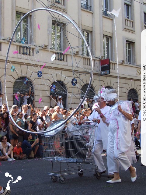 « La Vie en Rose - Défilé de la Biennale de la Danse de Lyon, édition 2010 » – La Vie en Rose - Défilé de la Biennale de la Danse de Lyon, édition 2010, le dim. 12 septembre 2010, à Lyon, entre les places des Terreaux et Bellecour, via la Rue de la République. – mots associés : biennale, danse, défilé, lyon