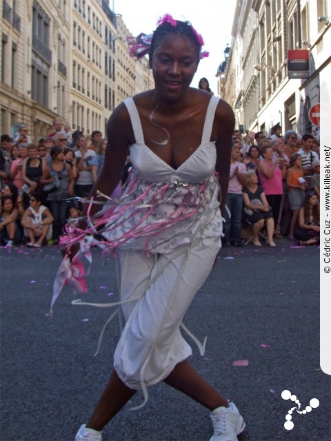 « La Vie en Rose - Défilé de la Biennale de la Danse de Lyon, édition 2010 » – La Vie en Rose - Défilé de la Biennale de la Danse de Lyon, édition 2010, le dim. 12 septembre 2010, à Lyon, entre les places des Terreaux et Bellecour, via la Rue de la République. – mots associés : biennale, danse, défilé, lyon