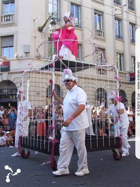 « La Vie en Rose - Défilé de la Biennale de la Danse de Lyon, édition 2010 » – La Vie en Rose - Défilé de la Biennale de la Danse de Lyon, édition 2010, le dim. 12 septembre 2010, à Lyon, entre les places des Terreaux et Bellecour, via la Rue de la République. – mots associés : biennale, danse, défilé, lyon