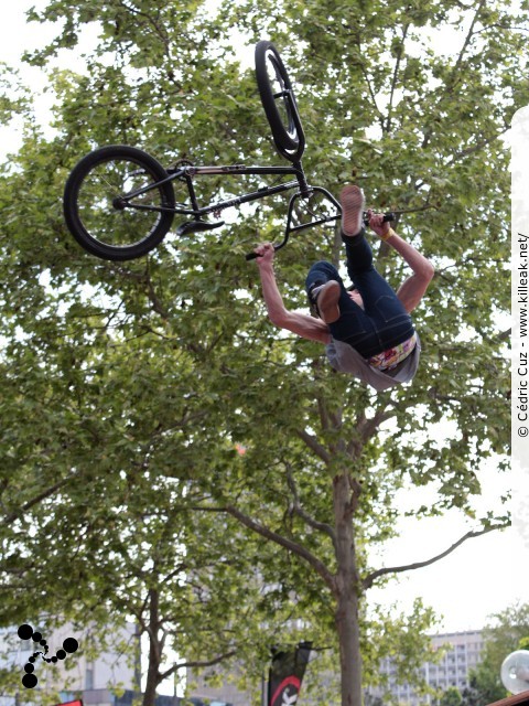 BMX Street Station 2013 - les sam. 04 et dim. 05 mai 2013, place Béraudier, parvis de la Gare Part-Dieu, Lyon. – « BMX Street Station 2013 » – Compétition internationale de BMX - première manche de la BMX FR Cup. – mots associés : bmx