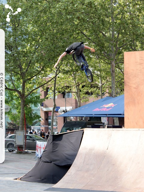 BMX Street Station 2013 - les sam. 04 et dim. 05 mai 2013, place Béraudier, parvis de la Gare Part-Dieu, Lyon. – « BMX Street Station 2013 » – Compétition internationale de BMX - première manche de la BMX FR Cup. – mots associés : bmx