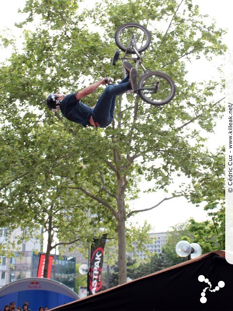 BMX Street Station 2013 - les sam. 04 et dim. 05 mai 2013, place Béraudier, parvis de la Gare Part-Dieu, Lyon. – « BMX Street Station 2013 » – Compétition internationale de BMX - première manche de la BMX FR Cup. – mots associés : bmx