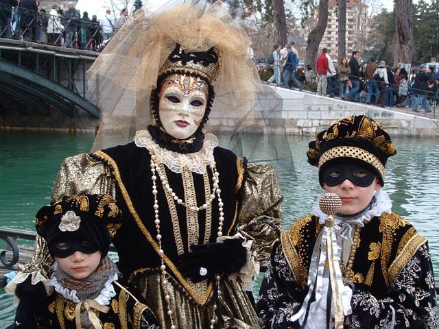 Carnaval Vénitien d'Annecy, édition 2007 - les ven. 02, sam. 03 et dim. 04 mars 2007, Annecy. – « Carnaval Vénitien d'Annecy, édition 2007 » – Déambulations et défilé de quelques centaines de masques dans les rues et au bord du lac... –