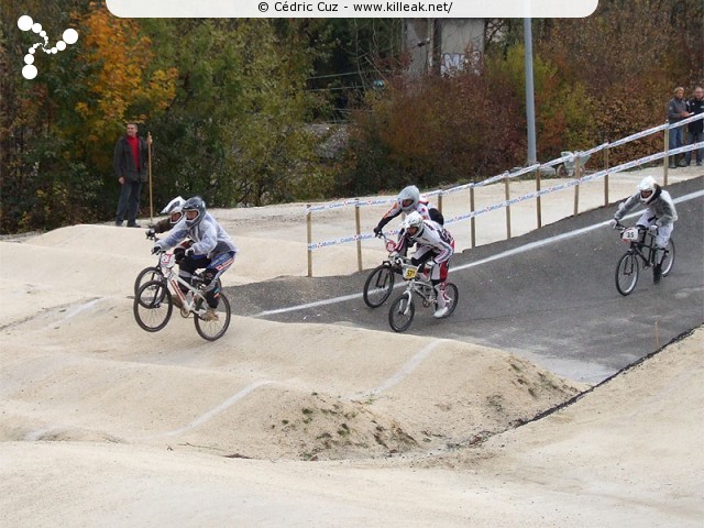 Coupe des Lacs 2009 de BMX, manche de Cran-Gevrier - le dim. 08.11.2009. 5e et avant-dernière manche de cette compétition franco-suisse de BMX. — « Coupe des Lacs 2009 de BMX, manche de Cran-Gevrier » — 5e manche de la Coupe des Lacs sur la piste de bicross de Cran-Gevrier. — mots associés : bmx, coupe des lacs