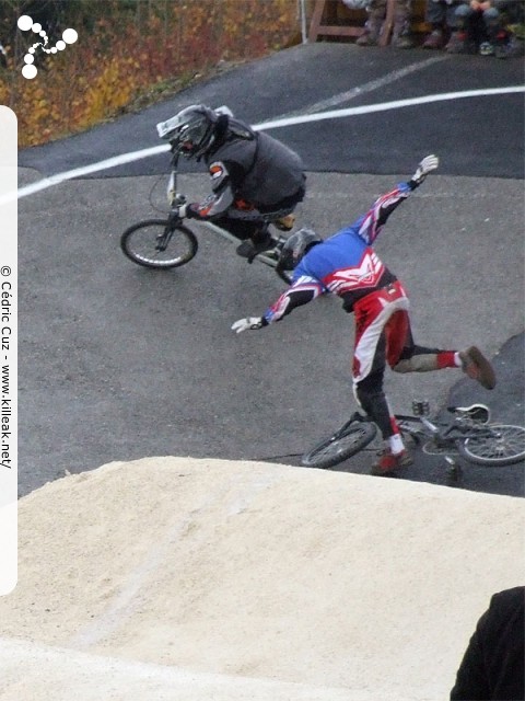 Coupe des Lacs 2009 de BMX, manche de Cran-Gevrier - le dim. 08.11.2009. 5e et avant-dernière manche de cette compétition franco-suisse de BMX. – Là, j'ai pas tout compris à ce qui lui est arrivé... – « Coupe des Lacs 2009 de BMX, manche de Cran-Gevrier » – 5e manche de la Coupe des Lacs sur la piste de bicross de Cran-Gevrier. – mots associés : bmx, coupe des lacs