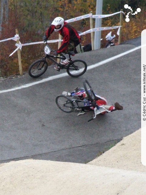 Coupe des Lacs 2009 de BMX, manche de Cran-Gevrier - le dim. 08.11.2009. 5e et avant-dernière manche de cette compétition franco-suisse de BMX. – ... mais c'était une belle gamelle là encore. – « Coupe des Lacs 2009 de BMX, manche de Cran-Gevrier » – 5e manche de la Coupe des Lacs sur la piste de bicross de Cran-Gevrier. – mots associés : bmx, coupe des lacs