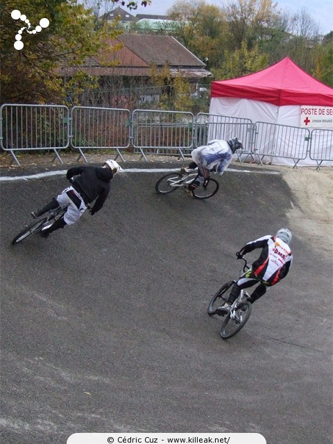 Coupe des Lacs 2009 de BMX, manche de Cran-Gevrier - le dim. 08.11.2009. 5e et avant-dernière manche de cette compétition franco-suisse de BMX. – « Coupe des Lacs 2009 de BMX, manche de Cran-Gevrier » – 5e manche de la Coupe des Lacs sur la piste de bicross de Cran-Gevrier. – mots associés : bmx, coupe des lacs