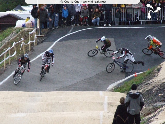 Coupe des Lacs 2009 de BMX, manche de Cran-Gevrier - le dim. 08.11.2009. 5e et avant-dernière manche de cette compétition franco-suisse de BMX. – Un faux pas, mais sans chute... – « Coupe des Lacs 2009 de BMX, manche de Cran-Gevrier » – 5e manche de la Coupe des Lacs sur la piste de bicross de Cran-Gevrier. – mots associés : bmx, coupe des lacs