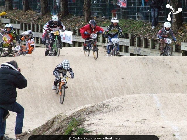 Coupe des Lacs 2009 de BMX, manche de Cran-Gevrier - le dim. 08.11.2009. 5e et avant-dernière manche de cette compétition franco-suisse de BMX. — « Coupe des Lacs 2009 de BMX, manche de Cran-Gevrier » — 5e manche de la Coupe des Lacs sur la piste de bicross de Cran-Gevrier. — mots associés : bmx, coupe des lacs