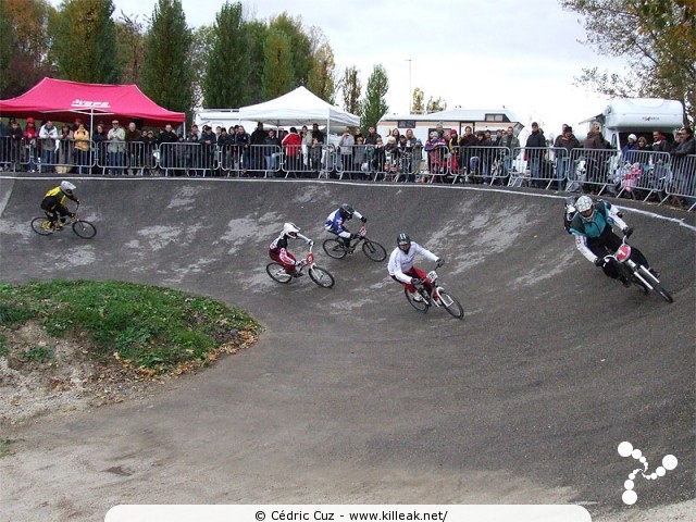 Coupe des Lacs 2009 de BMX, manche de Cran-Gevrier - le dim. 08.11.2009. 5e et avant-dernière manche de cette compétition franco-suisse de BMX. – « Coupe des Lacs 2009 de BMX, manche de Cran-Gevrier » – 5e manche de la Coupe des Lacs sur la piste de bicross de Cran-Gevrier. – mots associés : bmx, coupe des lacs