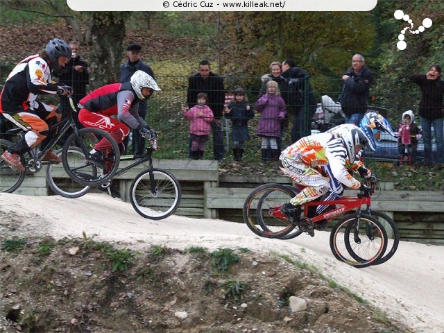 Coupe des Lacs 2009 de BMX, manche de Cran-Gevrier - le dim. 08.11.2009. 5e et avant-dernière manche de cette compétition franco-suisse de BMX. – « Coupe des Lacs 2009 de BMX, manche de Cran-Gevrier » – 5e manche de la Coupe des Lacs sur la piste de bicross de Cran-Gevrier. – mots associés : bmx, coupe des lacs