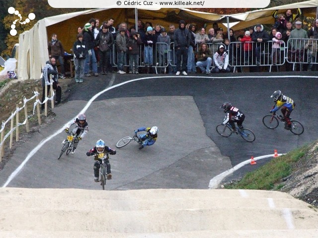 Coupe des Lacs 2009 de BMX, manche de Cran-Gevrier - le dim. 08.11.2009. 5e et avant-dernière manche de cette compétition franco-suisse de BMX. – Encore une chute... – « Coupe des Lacs 2009 de BMX, manche de Cran-Gevrier » – 5e manche de la Coupe des Lacs sur la piste de bicross de Cran-Gevrier. – mots associés : bmx, coupe des lacs