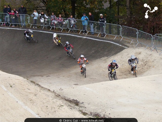 Coupe des Lacs 2009 de BMX, manche de Cran-Gevrier - le dim. 08.11.2009. 5e et avant-dernière manche de cette compétition franco-suisse de BMX. – « Coupe des Lacs 2009 de BMX, manche de Cran-Gevrier » – 5e manche de la Coupe des Lacs sur la piste de bicross de Cran-Gevrier. – mots associés : bmx, coupe des lacs