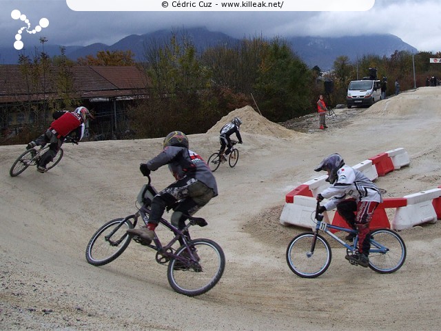 Coupe des Lacs 2009 de BMX, manche de Cran-Gevrier - le dim. 08.11.2009. 5e et avant-dernière manche de cette compétition franco-suisse de BMX. – « Coupe des Lacs 2009 de BMX, manche de Cran-Gevrier » – 5e manche de la Coupe des Lacs sur la piste de bicross de Cran-Gevrier. – mots associés : bmx, coupe des lacs