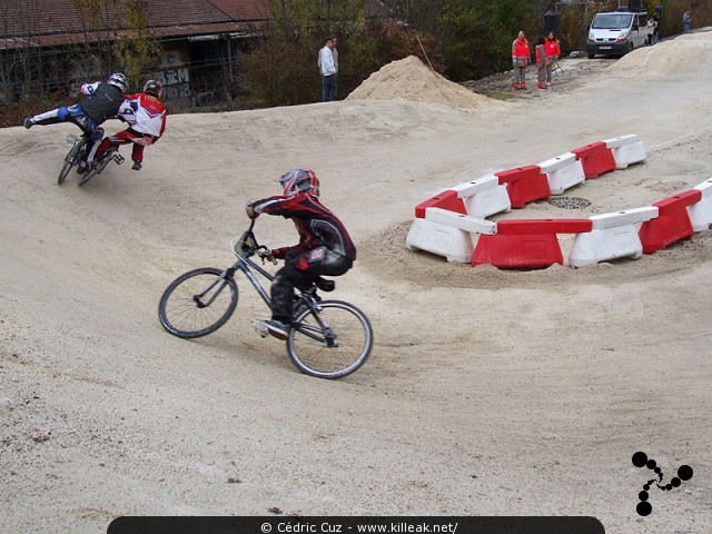 Coupe des Lacs 2009 de BMX, manche de Cran-Gevrier - le dim. 08.11.2009. 5e et avant-dernière manche de cette compétition franco-suisse de BMX. — Quand deux pilotes ayant des trajectoires différentes se rencontrent, soit ça passe, soit ça casse... — « Coupe des Lacs 2009 de BMX, manche de Cran-Gevrier » — 5e manche de la Coupe des Lacs sur la piste de bicross de Cran-Gevrier. — mots associés : bmx, coupe des lacs