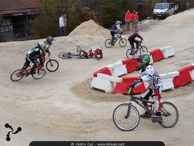 Coupe des Lacs 2009 de BMX, manche de Cran-Gevrier - le dim. 08.11.2009. 5e et avant-dernière manche de cette compétition franco-suisse de BMX. – ... et là, ça casse pour celui qui venait de l'intérieur du virage. – « Coupe des Lacs 2009 de BMX, manche de Cran-Gevrier » – 5e manche de la Coupe des Lacs sur la piste de bicross de Cran-Gevrier. – mots associés : bmx, coupe des lacs