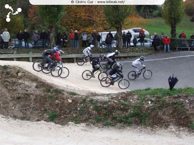 Coupe des Lacs 2009 de BMX, manche de Cran-Gevrier - le dim. 08.11.2009. 5e et avant-dernière manche de cette compétition franco-suisse de BMX. — « Coupe des Lacs 2009 de BMX, manche de Cran-Gevrier » — 5e manche de la Coupe des Lacs sur la piste de bicross de Cran-Gevrier. — mots associés : bmx, coupe des lacs