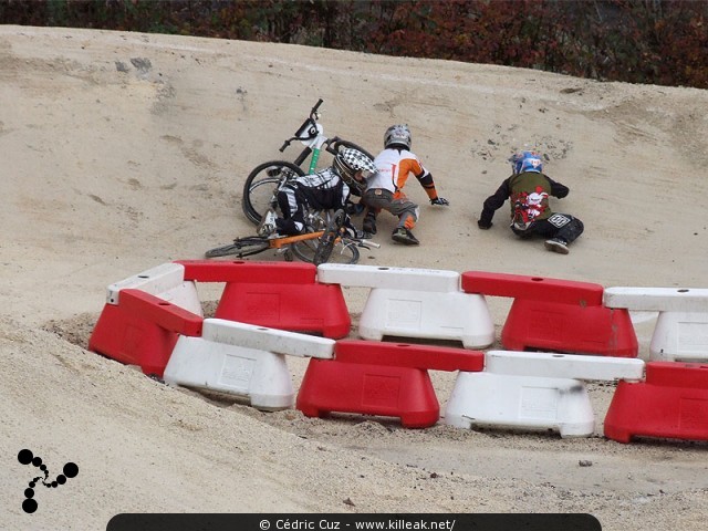 Coupe des Lacs 2009 de BMX, manche de Cran-Gevrier - le dim. 08.11.2009. 5e et avant-dernière manche de cette compétition franco-suisse de BMX. – Gamelle générale pour les 3 pilotes de tête... – « Coupe des Lacs 2009 de BMX, manche de Cran-Gevrier » – 5e manche de la Coupe des Lacs sur la piste de bicross de Cran-Gevrier. – mots associés : bmx, coupe des lacs