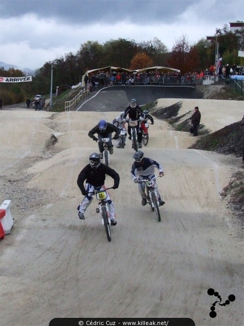 Coupe des Lacs 2009 de BMX, manche de Cran-Gevrier - le dim. 08.11.2009. 5e et avant-dernière manche de cette compétition franco-suisse de BMX. – « Coupe des Lacs 2009 de BMX, manche de Cran-Gevrier » – 5e manche de la Coupe des Lacs sur la piste de bicross de Cran-Gevrier. – mots associés : bmx, coupe des lacs