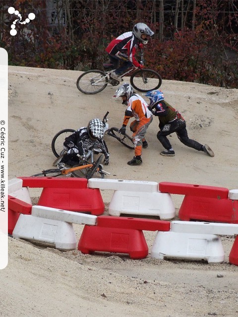 Coupe des Lacs 2009 de BMX, manche de Cran-Gevrier - le dim. 08.11.2009. 5e et avant-dernière manche de cette compétition franco-suisse de BMX. – ... qui, le temps de se relever, se retrouveront bons derniers... – « Coupe des Lacs 2009 de BMX, manche de Cran-Gevrier » – 5e manche de la Coupe des Lacs sur la piste de bicross de Cran-Gevrier. – mots associés : bmx, coupe des lacs