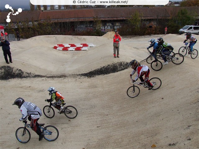 Coupe des Lacs 2009 de BMX, manche de Cran-Gevrier - le dim. 08.11.2009. 5e et avant-dernière manche de cette compétition franco-suisse de BMX. — « Coupe des Lacs 2009 de BMX, manche de Cran-Gevrier » — 5e manche de la Coupe des Lacs sur la piste de bicross de Cran-Gevrier. — mots associés : bmx, coupe des lacs