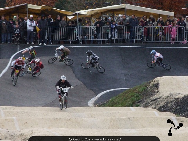 Coupe des Lacs 2009 de BMX, manche de Cran-Gevrier - le dim. 08.11.2009. 5e et avant-dernière manche de cette compétition franco-suisse de BMX. — « Coupe des Lacs 2009 de BMX, manche de Cran-Gevrier » — 5e manche de la Coupe des Lacs sur la piste de bicross de Cran-Gevrier. — mots associés : bmx, coupe des lacs