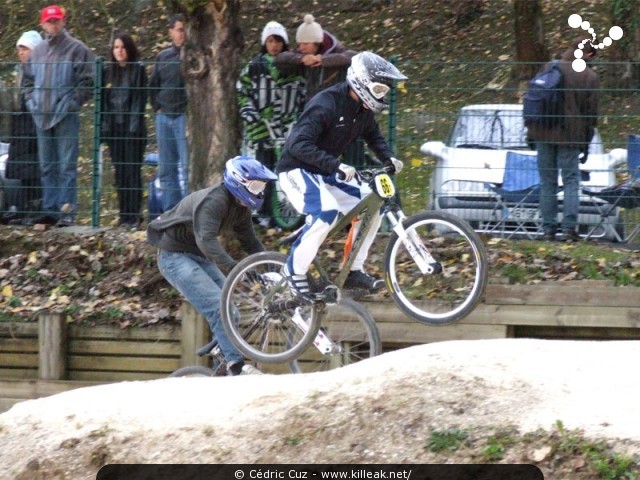 Coupe des Lacs 2009 de BMX, manche de Cran-Gevrier - le dim. 08.11.2009. 5e et avant-dernière manche de cette compétition franco-suisse de BMX. – « Coupe des Lacs 2009 de BMX, manche de Cran-Gevrier » – 5e manche de la Coupe des Lacs sur la piste de bicross de Cran-Gevrier. – mots associés : bmx, coupe des lacs