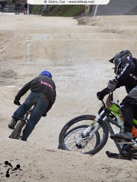 Coupe des Lacs 2009 de BMX, manche de Cran-Gevrier - le dim. 08.11.2009. 5e et avant-dernière manche de cette compétition franco-suisse de BMX. – The Earth is not flat... c'est ce qui est écrit sur le t-shirt du pilote à gauche... – « Coupe des Lacs 2009 de BMX, manche de Cran-Gevrier » – 5e manche de la Coupe des Lacs sur la piste de bicross de Cran-Gevrier. – mots associés : bmx, coupe des lacs