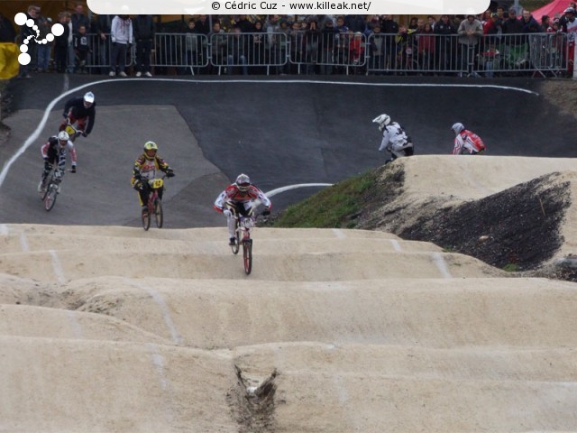 Coupe des Lacs 2009 de BMX, manche de Cran-Gevrier - le dim. 08.11.2009. 5e et avant-dernière manche de cette compétition franco-suisse de BMX. — « Coupe des Lacs 2009 de BMX, manche de Cran-Gevrier » — 5e manche de la Coupe des Lacs sur la piste de bicross de Cran-Gevrier. — mots associés : bmx, coupe des lacs