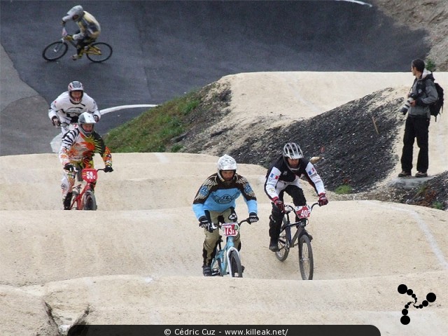 Coupe des Lacs 2009 de BMX, manche de Cran-Gevrier - le dim. 08.11.2009. 5e et avant-dernière manche de cette compétition franco-suisse de BMX. — « Coupe des Lacs 2009 de BMX, manche de Cran-Gevrier » — 5e manche de la Coupe des Lacs sur la piste de bicross de Cran-Gevrier. — mots associés : bmx, coupe des lacs