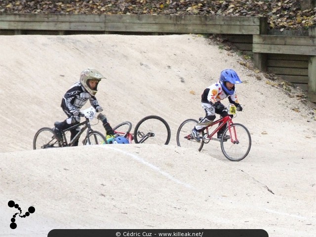 Coupe des Lacs 2009 de BMX, manche de Cran-Gevrier - le dim. 08.11.2009. 5e et avant-dernière manche de cette compétition franco-suisse de BMX. – Mayday ! Mayday ! On a perdu un pilote !! – « Coupe des Lacs 2009 de BMX, manche de Cran-Gevrier » – 5e manche de la Coupe des Lacs sur la piste de bicross de Cran-Gevrier. – mots associés : bmx, coupe des lacs