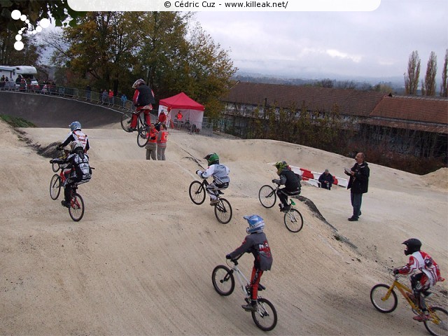 Coupe des Lacs 2009 de BMX, manche de Cran-Gevrier - le dim. 08.11.2009. 5e et avant-dernière manche de cette compétition franco-suisse de BMX. – « Coupe des Lacs 2009 de BMX, manche de Cran-Gevrier » – 5e manche de la Coupe des Lacs sur la piste de bicross de Cran-Gevrier. – mots associés : bmx, coupe des lacs