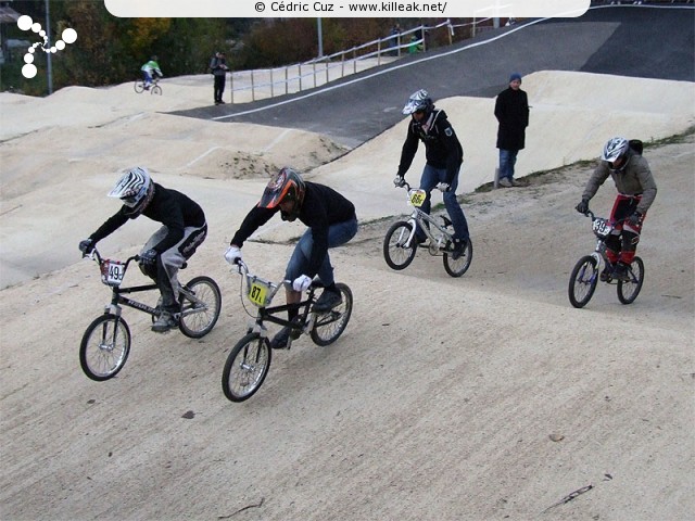 Coupe des Lacs 2009 de BMX, manche de Cran-Gevrier - le dim. 08.11.2009. 5e et avant-dernière manche de cette compétition franco-suisse de BMX. – « Coupe des Lacs 2009 de BMX, manche de Cran-Gevrier » – 5e manche de la Coupe des Lacs sur la piste de bicross de Cran-Gevrier. – mots associés : bmx, coupe des lacs