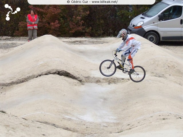 Coupe des Lacs 2009 de BMX, manche de Cran-Gevrier - le dim. 08.11.2009. 5e et avant-dernière manche de cette compétition franco-suisse de BMX. – « Coupe des Lacs 2009 de BMX, manche de Cran-Gevrier » – 5e manche de la Coupe des Lacs sur la piste de bicross de Cran-Gevrier. – mots associés : bmx, coupe des lacs