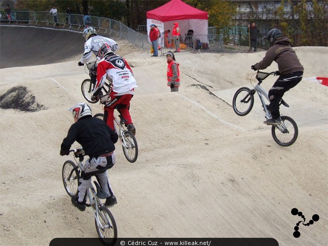 Coupe des Lacs 2009 de BMX, manche de Cran-Gevrier - le dim. 08.11.2009. 5e et avant-dernière manche de cette compétition franco-suisse de BMX. — « Coupe des Lacs 2009 de BMX, manche de Cran-Gevrier » — 5e manche de la Coupe des Lacs sur la piste de bicross de Cran-Gevrier. — mots associés : bmx, coupe des lacs