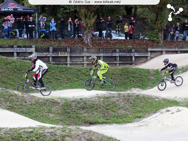 Coupe des Lacs 2014 de BMX, manche de Cran-Gevrier - le dim. 12 octobre 2014, 2e manche de la Coupe des Lacs, compétition franco-suisse de BMX Race. — « Coupe des Lacs 2014 de BMX, 2e manche à Cran-Gevrier » — 2e manche de la Coupe des Lacs 2014 sur la piste de bicross de Cran-Gevrier. — mots associés : bmx, coupe des lacs