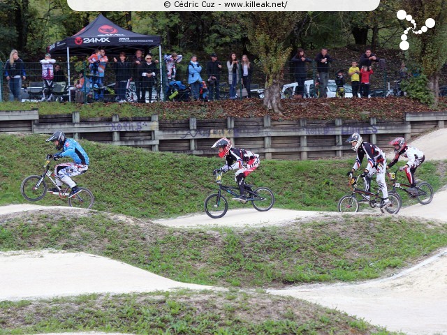 Coupe des Lacs 2014 de BMX, manche de Cran-Gevrier - le dim. 12 octobre 2014, 2e manche de la Coupe des Lacs, compétition franco-suisse de BMX Race. — « Coupe des Lacs 2014 de BMX, 2e manche à Cran-Gevrier » — 2e manche de la Coupe des Lacs 2014 sur la piste de bicross de Cran-Gevrier. — mots associés : bmx, coupe des lacs