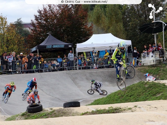 Coupe des Lacs 2014 de BMX, manche de Cran-Gevrier - le dim. 12 octobre 2014, 2e manche de la Coupe des Lacs, compétition franco-suisse de BMX Race. — « Coupe des Lacs 2014 de BMX, 2e manche à Cran-Gevrier » — 2e manche de la Coupe des Lacs 2014 sur la piste de bicross de Cran-Gevrier. — mots associés : bmx, coupe des lacs