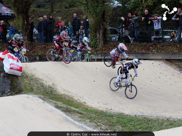 Coupe des Lacs 2014 de BMX, manche de Cran-Gevrier - le dim. 12 octobre 2014, 2e manche de la Coupe des Lacs, compétition franco-suisse de BMX Race. — « Coupe des Lacs 2014 de BMX, 2e manche à Cran-Gevrier » — 2e manche de la Coupe des Lacs 2014 sur la piste de bicross de Cran-Gevrier. — mots associés : bmx, coupe des lacs